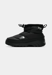 Juodas izoliuotas kulkšninis botas su reguliuojamu viršumi, storu tekstūruotu padu ir baltais "The North Face" bei "700" logotipais šone ir ant kulno.