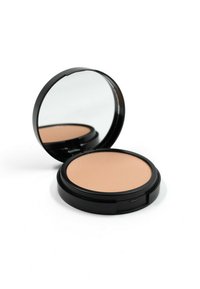 Cipria compatta rotonda con superficie liscia di un beige chiaro, racchiusa in un involucro di plastica nera con uno specchio all'interno.