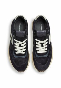 Sneaker in suede blu navy con lacci crema, dettagli in pelle e colletto imbottito; suola in gomma con battistrada testurizzato per una maggiore aderenza.