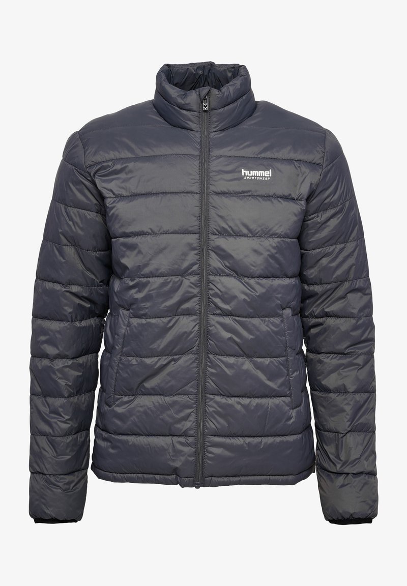 Grå pufferjakke med høj krave, quiltet design, lynlås foran og logo på venstre bryst. Lavet af et glat, let materiale.