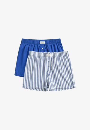 Zwei Paar Herren-Boxershorts, eines einfarbig blau und eines weiß mit blauen vertikalen Streifen, beide mit elastischem Bund und vorderen Knöpfen.