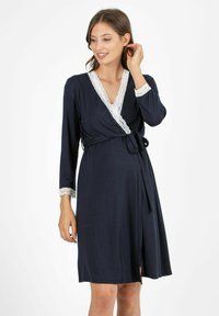Accappatoio navy con maniche lunghe, rifiniture in pizzo su colletto e polsini, tessuto morbido e vita con cintura, caratterizzato da un design di lunghezza media fino alla coscia.