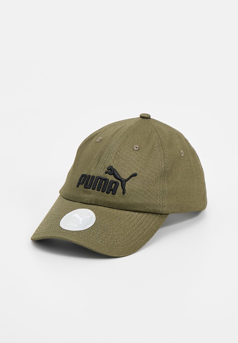 Cappello da baseball khaki con logo "PUMA" ricamato in nero ed emblema del gatto. Presenta una visiera curva e un bottone in cima. Il tessuto è testurizzato.