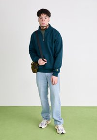 Carhartt WIP CHASE - Sportska majica - duck blue/gold