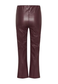 Pantaloni din piele ecologică burgundă cu un finisaj lucios, cu picioare evazate și o textură netedă, având o talie înaltă și detalii de cusătură minime.