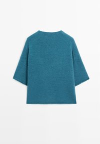 Maglione lavorato a maglia color verde acqua con vestibilità ampia, maniche a tre quarti e scollatura arrotondata. Texture liscia senza motivi o accenti visibili.