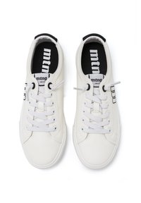 Zapatillas blancas de cuero, con un diseño clásico de cordones, suelas de goma y un acento negro en el talón con la marca "mtng".