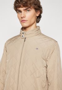 GANT QUILTED WINDCHEATER - Jachetă subțire - cold beige