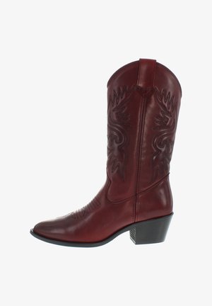 Rote Leder-Cowboy-Stiefel mit geprägten Designs, spitzer Zehenform und gestapeltem Absatz. Verfügt über Nähmuster und eine Höhe bis zur Wade.