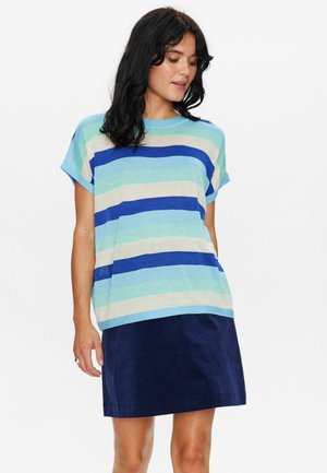 Stribet t-shirt med korte ærmer i lys blå, marineblå og creme. Blødt stof med afslappet pasform. Marineblå nederdel med subtil tekstur.