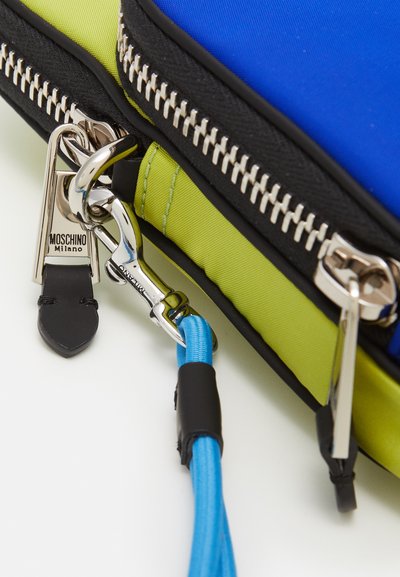 MOSCHINO LABEL UNISEX - Mala a tiracolo - light blue