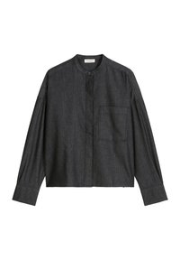 Camicetta grigia scura a maniche lunghe con colletto a bandiera, chiusura con bottoni e taschino frontale. Realizzata in un morbido tessuto testurizzato con una vestibilità comoda.