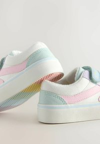 Sneakers z białą górną częścią z płótna, jasnoniebieskimi i różowymi akcentami z zamszu, teksturowaną gumową podeszwą oraz kolorową gradientową podeszwą.
