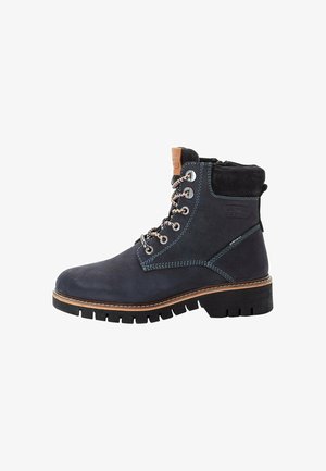 Dunkelblaue Lederankelstiefel mit einer strukturierten Oberfläche, kontrastierenden Nähten, runden Schnürsenkeln und einer robusten Gummisohle. Mit gepolstertem Schaft.