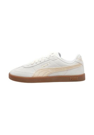 Baskets en daim blanc avec des accents beige, semelle en caoutchouc et design classique à lacets. Présente un logo PUMA sur le côté et à l'arrière.