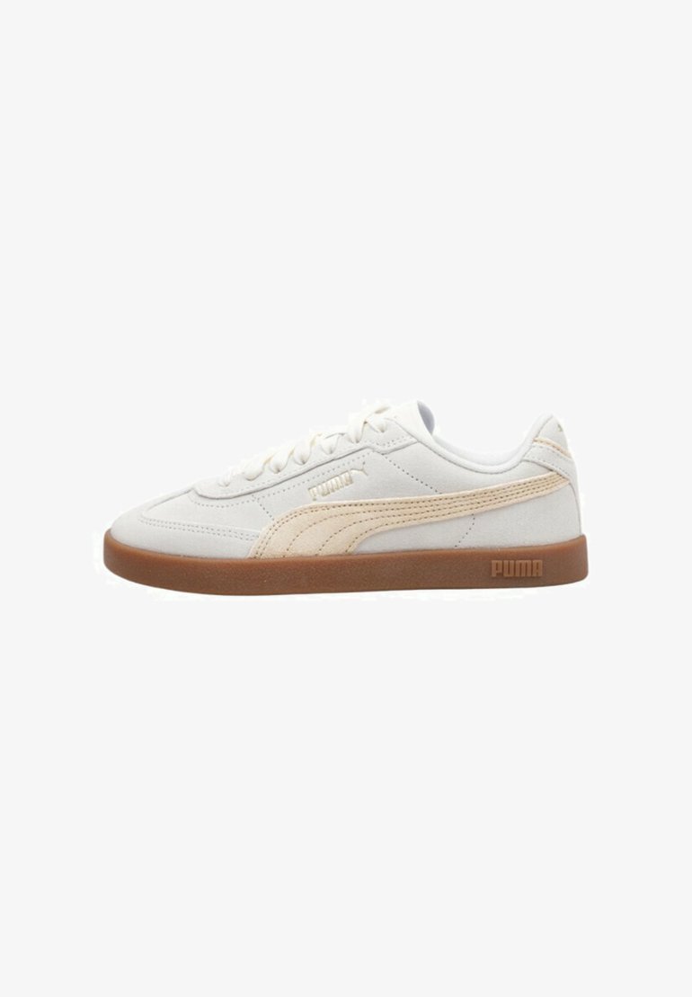 Zapatillas de ante blancas con acentos en beige, suela de goma y diseño clásico de cordones. Presenta un logo de PUMA en el lateral y el talón.