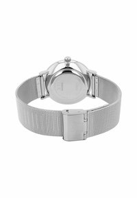 Silberne Edelstahl-Armbanduhr mit einem Netzarmband, runder Gehäuseform und einem Edelstahlverschluss. Die Rückseite ist mit der Marke und Details graviert.