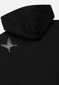 Zwarte hoodie met een zachte textuur, voorzien van een klein, met rhinestones versierd vlinderontwerp op de achterkant, dicht bij de halslijn.