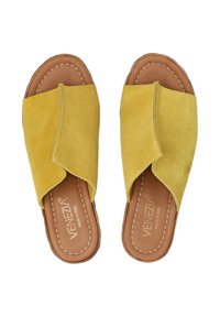 Gele suède instapsandalen met een gekruist frontontwerp, gecombineerd met een leren bruin binnenzool en witte stiksels.