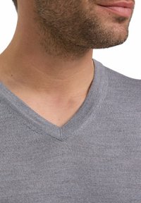 Grauer V-Ausschnitt-Pullover aus weichem, glattem Stoff. Verfügt über eine subtile Strickstruktur und ein klares, minimalistisches Design.
