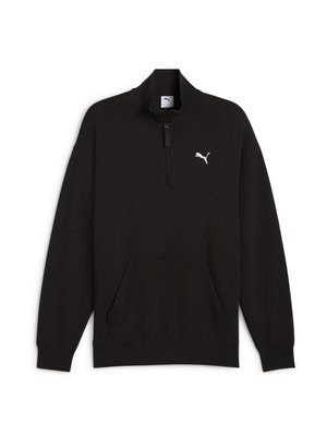 Čierny pulóver so zipsom na vysokom golieri, vyrobený z mäkkej tkaniny, s prednou klokanou kapsou a bielym logom na hrudi.