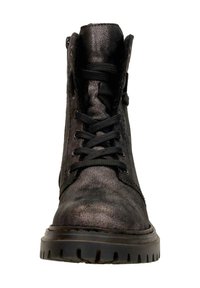 Zwarte leren Enkelboot met een gestructureerde afwerking, ronde neus en vetersluiting aan de voorkant. Beschikt over een stevige rubberen zool en een zijrits voor gemakkelijke instap.