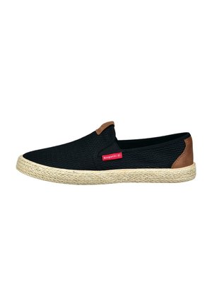 Schwarzer Slip-On-Schuh aus Mesh-Gewebe mit braunen Lederakzenten, einer gewebten Jutsohle und einem kleinen roten Logoetikett an der Seite.