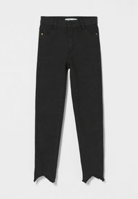 Jeans de mezclilla negra con un ajuste ceñido, que presentan un dobladillo deshilachado y un ligero desgaste. Diseño clásico de cinco bolsillos con acentos metálicos y cierre de botón.