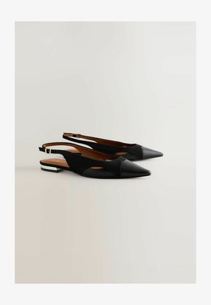 Črne slingback čevlje z ostro konico, iz semiša in usnja, z izrezljanimi detajli in majhnim kovinskim okrasom na peti.