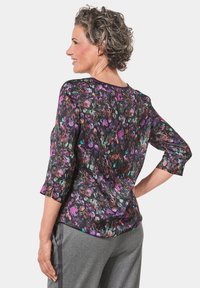 Bluse mit Blumenmuster in Dunkelpurpur, mit 3/4-Ärmeln und rundem Ausschnitt; leichtes Gewebe mit glatter Textur.