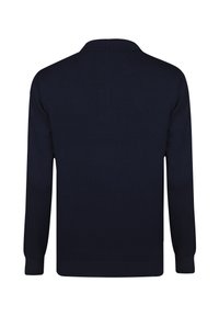 Tummansininen pitkähihaisen neulepolo, joka on pehmeää tekstuuria, litteällä kauluksella ja ribbireunuksilla, suunniteltu siistillä selkäpuolella.