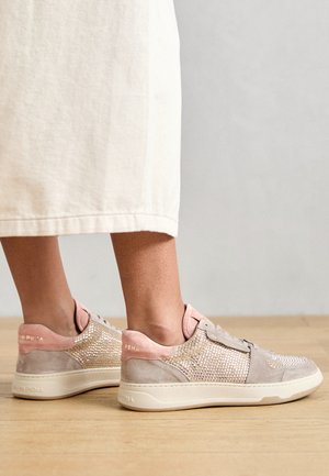 Lys pink og grå sneakers med en ruskindsfinish, mesh-detaljer og teksturerede accenter. Hvide såler med diskret branding ved hælen.