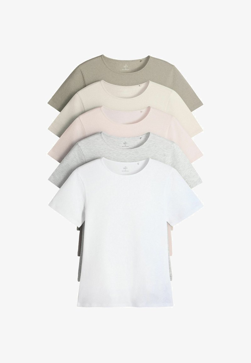 Cinco camisetas de cuello redondo dobladas en blanco, gris claro, rosa pálido, blanco roto y beige, apiladas verticalmente.
