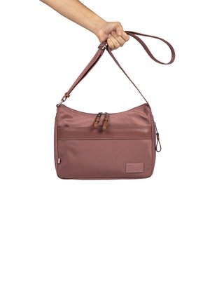 Bolso de hombro de nailon rosa con una parte superior curvada, cierre de doble cremallera, detalles de cuero y una correa desmontable, que cuenta con un bolsillo delantero.