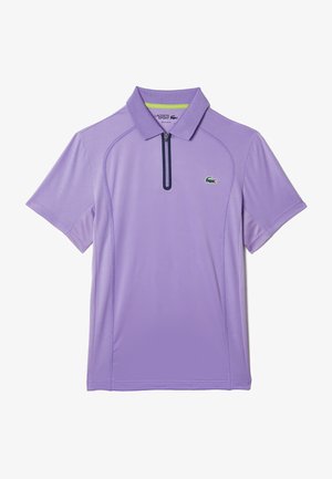 Polo shirt violet avec un col zippé, des manches courtes et un logo accentué de vert. Fabriqué en tissu lisse et léger avec une coupe ajustée.