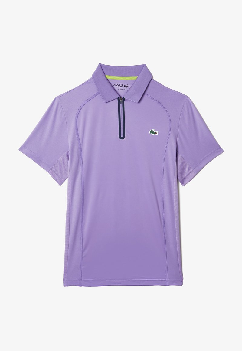 Camisa polo morada con cuello de cremallera, mangas cortas y un logo con acentos verdes. Fabricada con un tejido suave y ligero, con un diseño ajustado.
