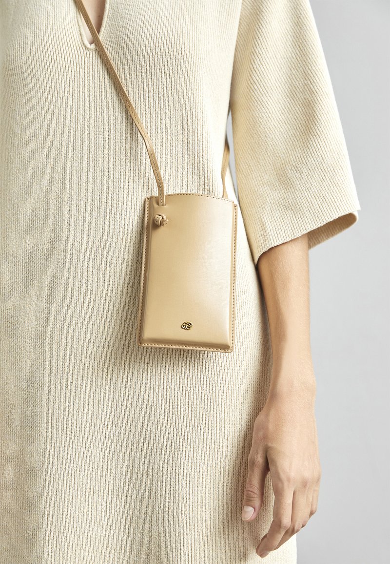 By Malene Birger - AYA PHONE - Phone case - sand, Enlarge