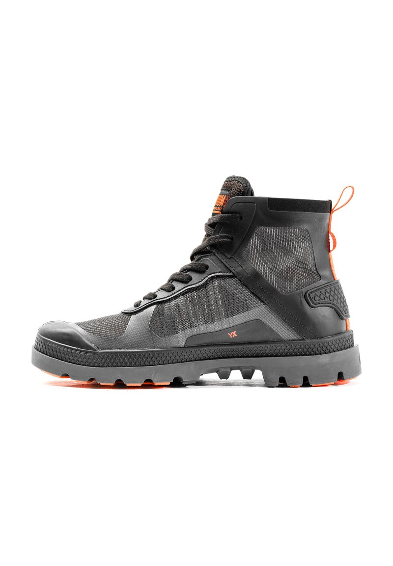Schwarze High-Top-Schuhe mit einem Obermaterial aus Mesh, strukturierten Akzenten, orangen Details und einer robusten Gummisohle, die für Traktion ausgelegt ist.