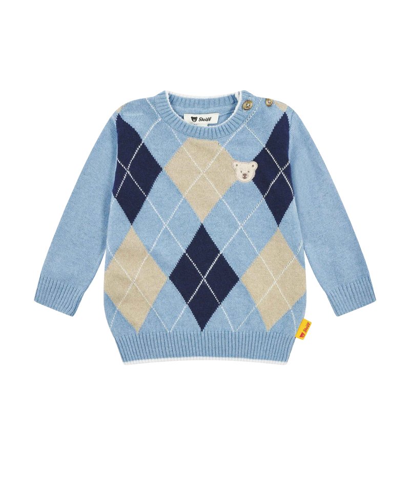 Helle blaue Strickjacke mit Rautenmuster in Marineblau und Beige. Verfügt über einen Bären-Applikation auf der Brust und zwei Knöpfe an den Schultern. Weicher Strickstoff.