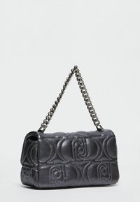 Borsa a tracolla in pelle nera trapuntata con catena, caratterizzata da un motivo a logo ripetuto e una forma rettangolare strutturata.