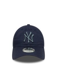 Tumši zila beisbola cepure, kas izgatavota no kokvilnas, ar paceltu izšūtu Ņujorkas „Yankees” logo tumši pelēkā krāsā, ar regulējamu jostu aizmugurē.