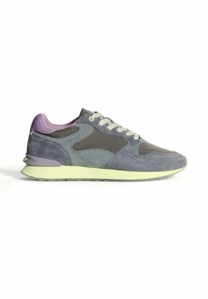 Baskets en suède gris et violet avec des lacets crème, une semelle vert clair et un corps texturé comportant des éléments de design superposés.