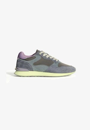 Deportivas de ante gris y púrpura con cordones color crema, suela verde clara y un cuerpo texturizado que presenta elementos de diseño en capas.