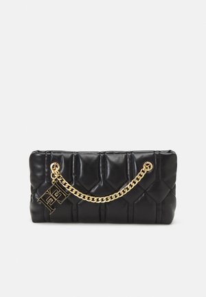 Pochette en cuir matelassé rectangulaire noire avec anse chaîne dorée et pendentif logo de marque doré attaché.