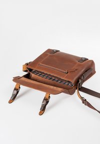 Borsa a tracolla in pelle marrone con pattina, due clip in metallo, tasca con zip e interno a quadri, dotata di tracolla regolabile e superficie liscia.