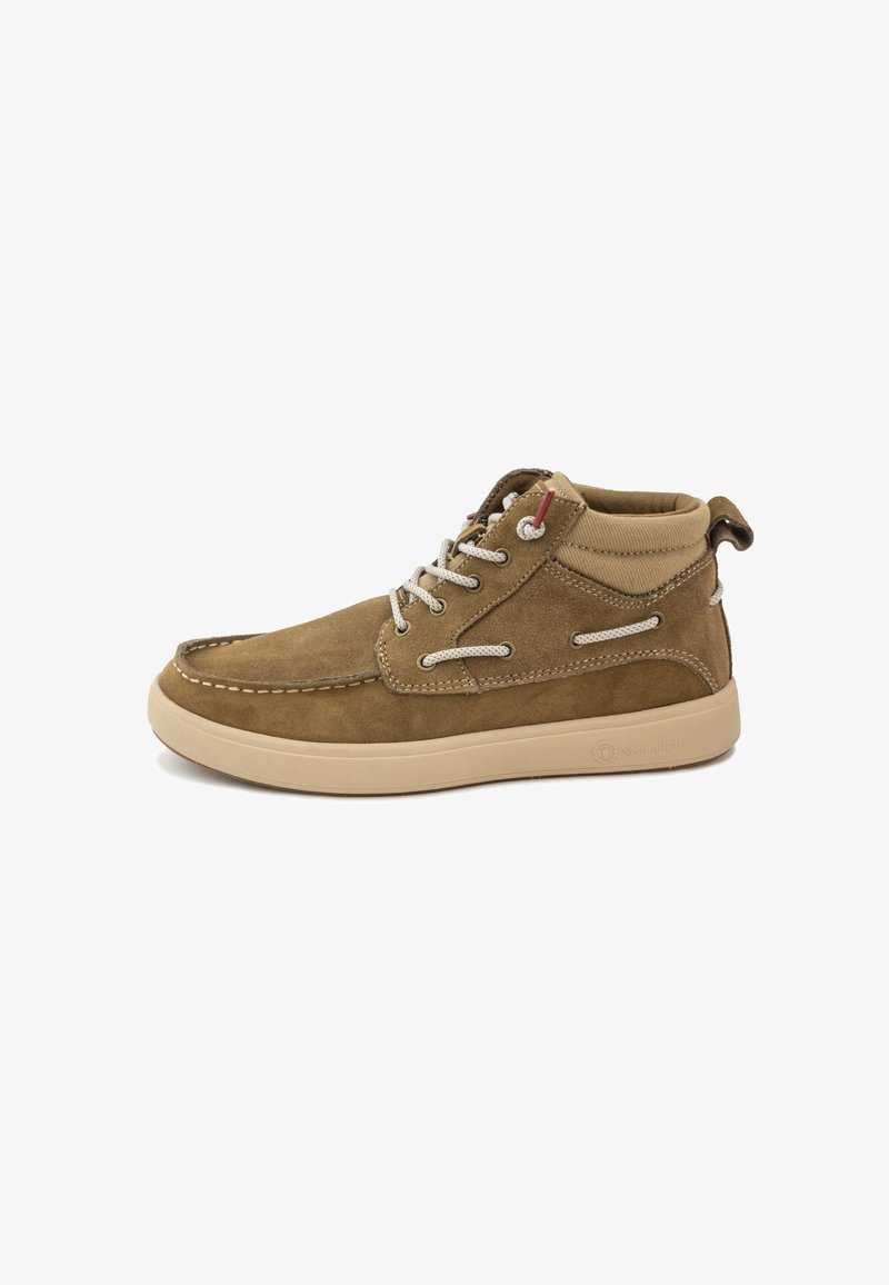 Botines de ante marrón con acentos beige, puntera redonda y cordones en contraste. Presentan un cuello acolchado y suela de goma para mayor comodidad.