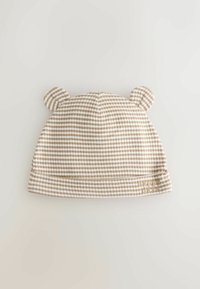 Gestreepte beige-witte gebreide muts met afgeronde oren aan de bovenkant en een omgeslagen rand. Decoratieve tekst "happy day" aan de voorkant.