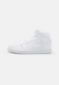 Witte hoge sneakers van synthetisch leer, met een geperforeerde teenbox, gewatteerde kraag en een rubberen zool met een gestructureerde grip.