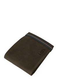 Billetera de ante verde con una banda elástica a rayas de contraste; presenta un logo en relieve y bordes cosidos. Diseño compacto y rectangular.