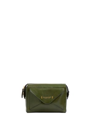 Piccola borsa a tracolla in pelle verde oliva con tasca frontale a busta e logo del marchio dorato su sfondo bianco.